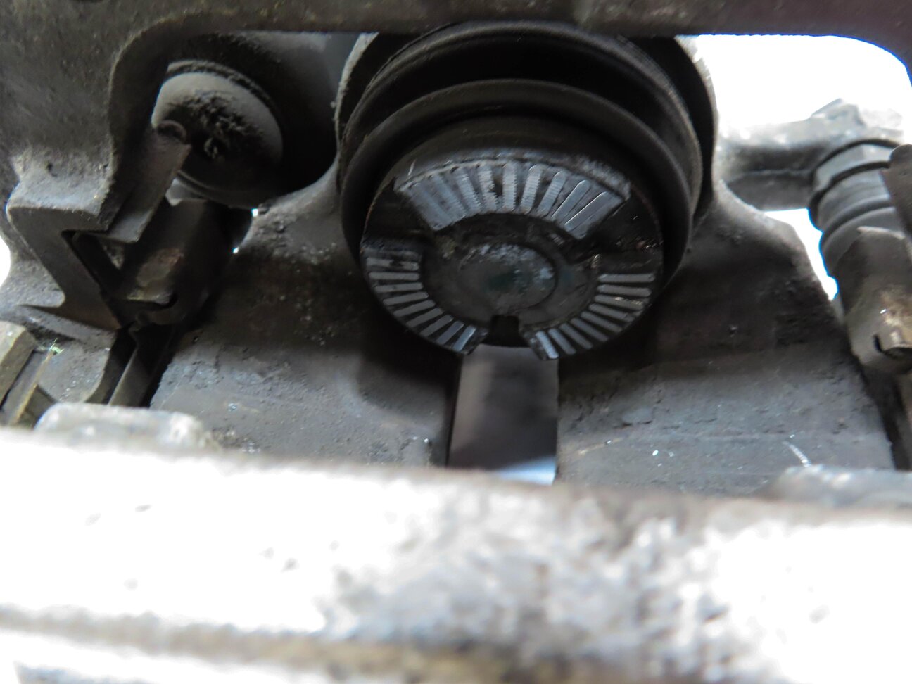 Thumbnail 6: 2012-2018 MERCEDES GLE300D GLE350 ML250 ML350 (W166) LEFT REAR BRAKE CALIPER