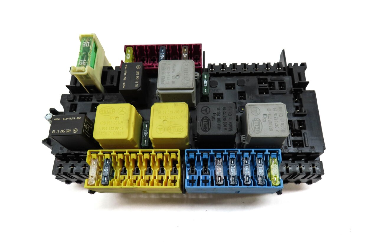Thumbnail 2: 2014 MERCEDES ML350 (W166) FRONT ENGINE BAY POWER JUNCTION RELAY FUSE BOX