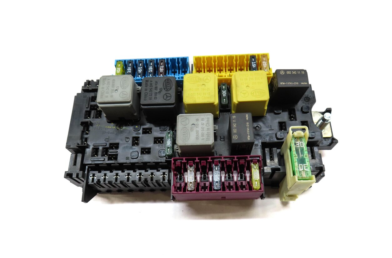 Thumbnail 3: 2014 MERCEDES ML350 (W166) FRONT ENGINE BAY POWER JUNCTION RELAY FUSE BOX