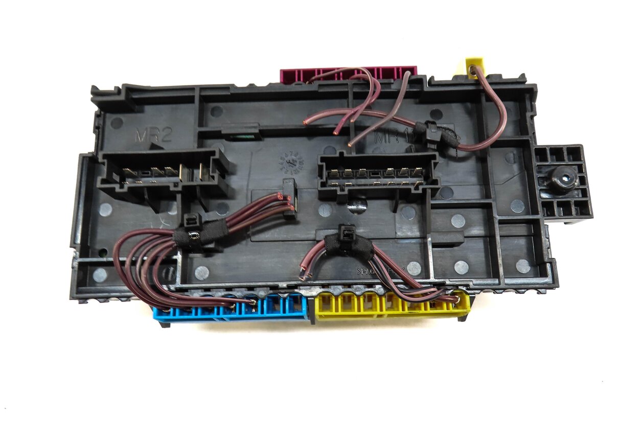 Thumbnail 4: 2014 MERCEDES ML350 (W166) FRONT ENGINE BAY POWER JUNCTION RELAY FUSE BOX
