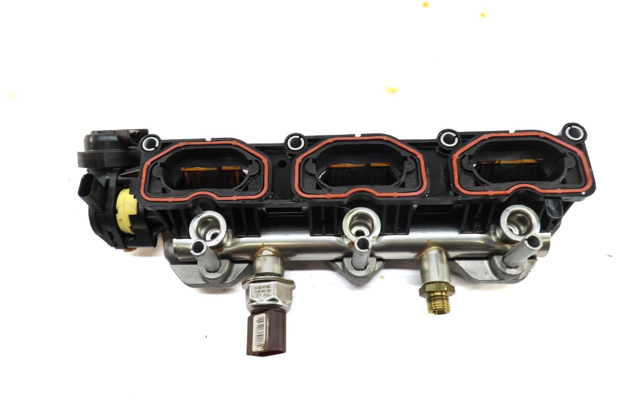 Thumbnail 4: 2014 AUDI A8 (D4 4H) 3.0L CTUB ENGINE LEFT INTAKE MANIFOLD DIFFUSER w/ RAIL