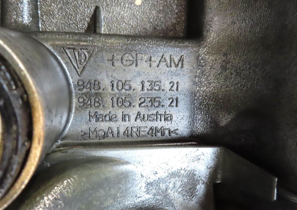 Thumbnail 5: 2010-2018 PORSCHE CAYENNE PANAMERA (958 970 G1) 4.8L V8 ENGINE RIGHT VALVE COVER