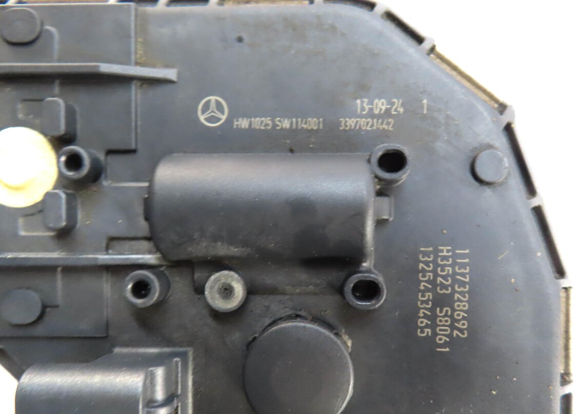 Thumbnail 4: 2010-2017 MERCEDES BENZ E CLS CLASS (C218 W212) FRONT WINDSHIELD WIPER MOTOR