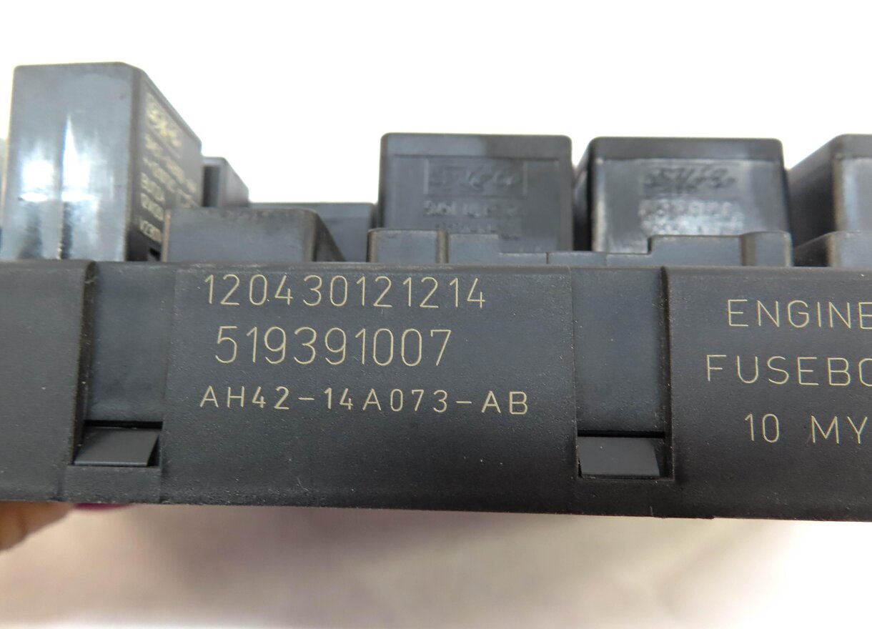 Thumbnail 5: 2010-2012 RANGE ROVER (L322) 5.0L SUPERCHARGED ENGINE FUSE BOX