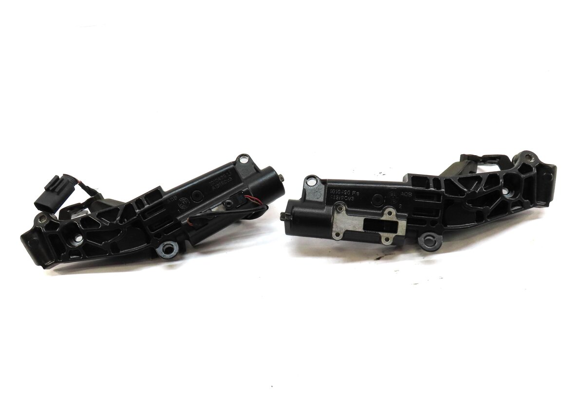 Thumbnail 2: 2006 BMW Z4 (E85) LEFT & RIGHT CONVERTIBLE TOP LATCH SET-2