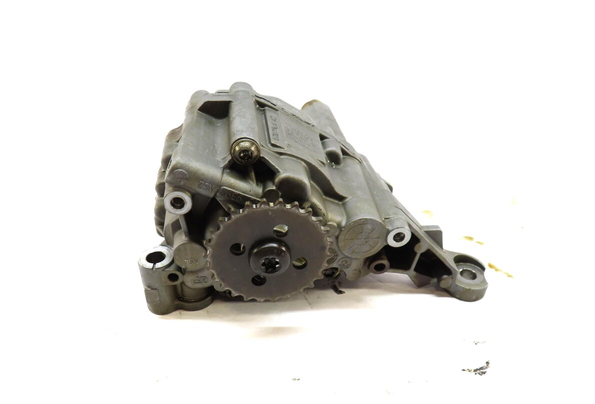 Thumbnail 2: 2006 BMW Z4 (E85) 3.0L N52 ENGINE OIL PUMP w/ SPROCKET