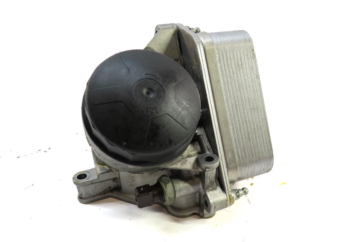Thumbnail 2: 2006 BMW Z4 (E85) A/T 3.0L N52 ENGINE OIL FILTER HOUSING w/ COOLER