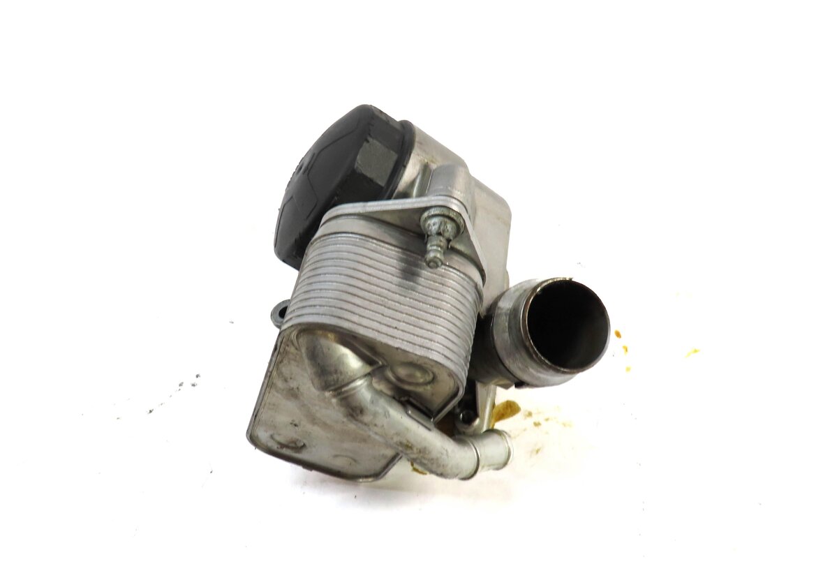 Thumbnail 3: 2006 BMW Z4 (E85) A/T 3.0L N52 ENGINE OIL FILTER HOUSING w/ COOLER