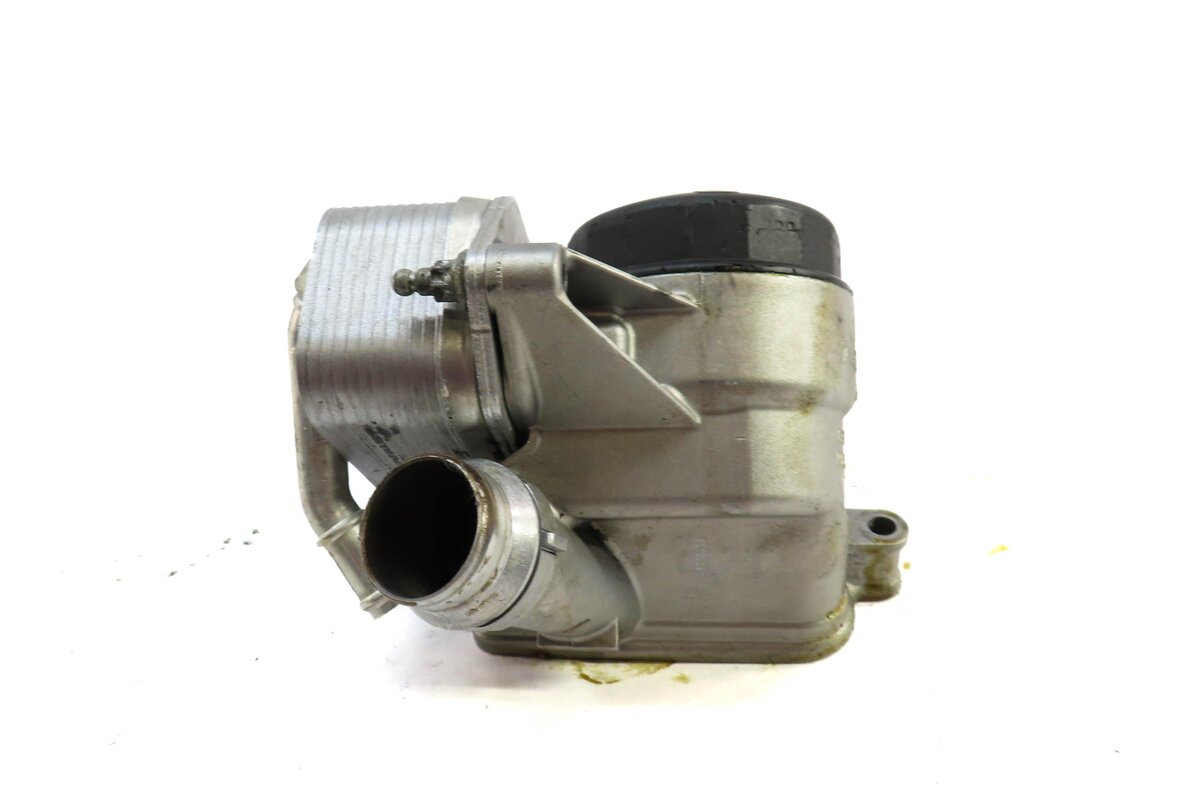 Thumbnail 4: 2006 BMW Z4 (E85) A/T 3.0L N52 ENGINE OIL FILTER HOUSING w/ COOLER