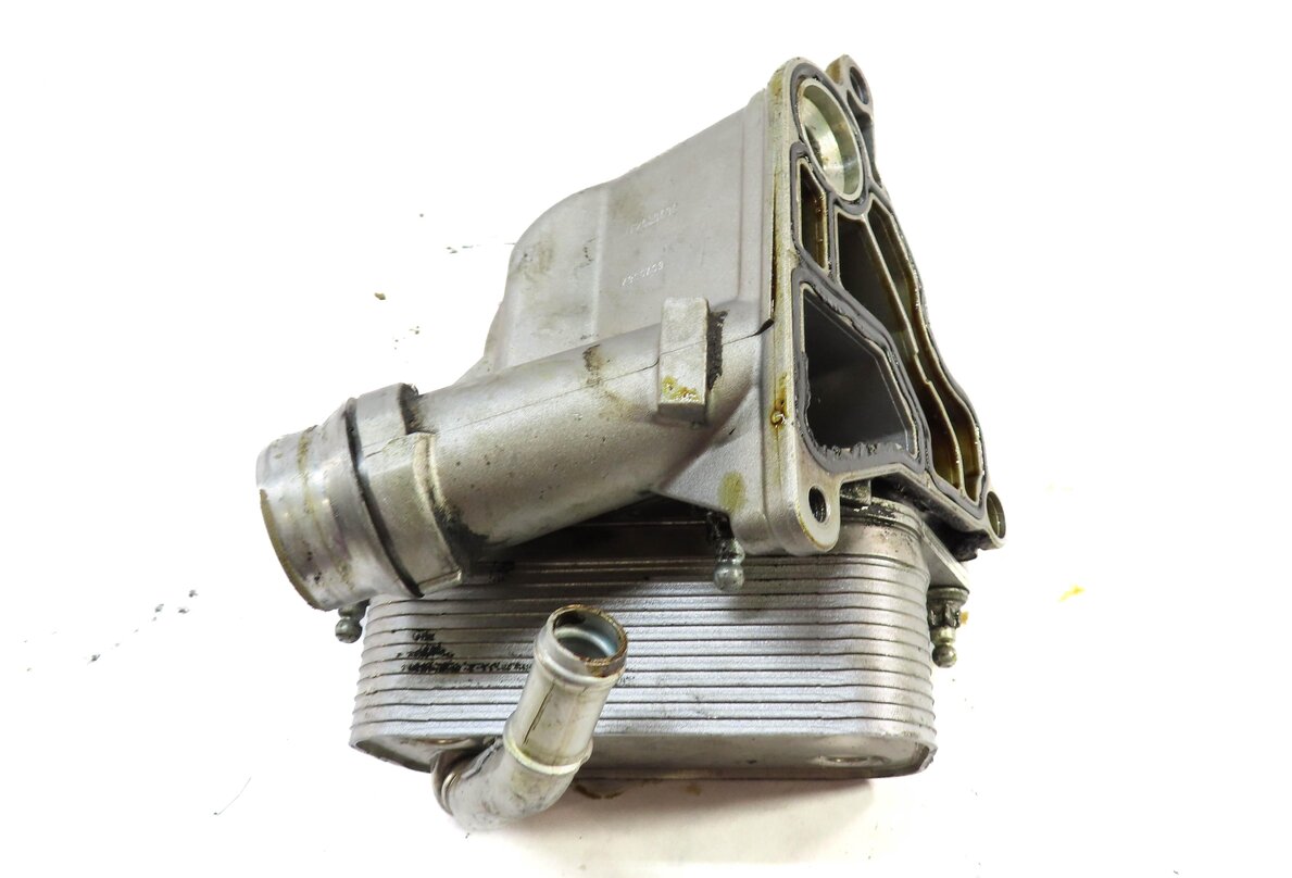 Thumbnail 5: 2006 BMW Z4 (E85) A/T 3.0L N52 ENGINE OIL FILTER HOUSING w/ COOLER