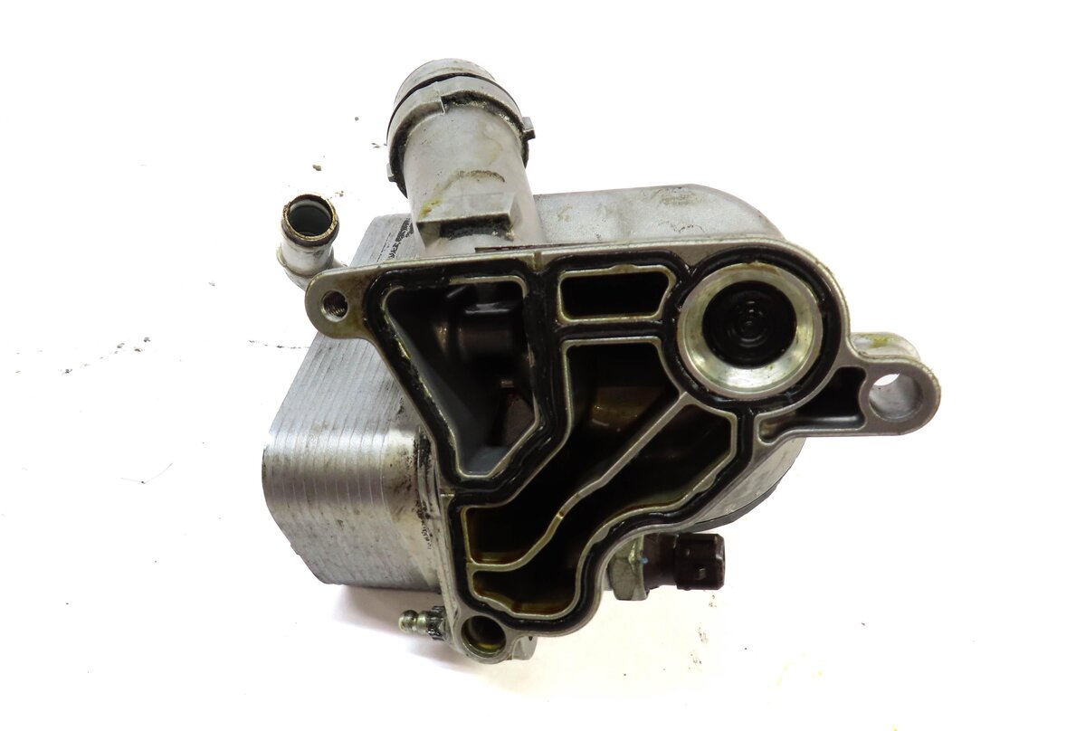 Thumbnail 6: 2006 BMW Z4 (E85) A/T 3.0L N52 ENGINE OIL FILTER HOUSING w/ COOLER