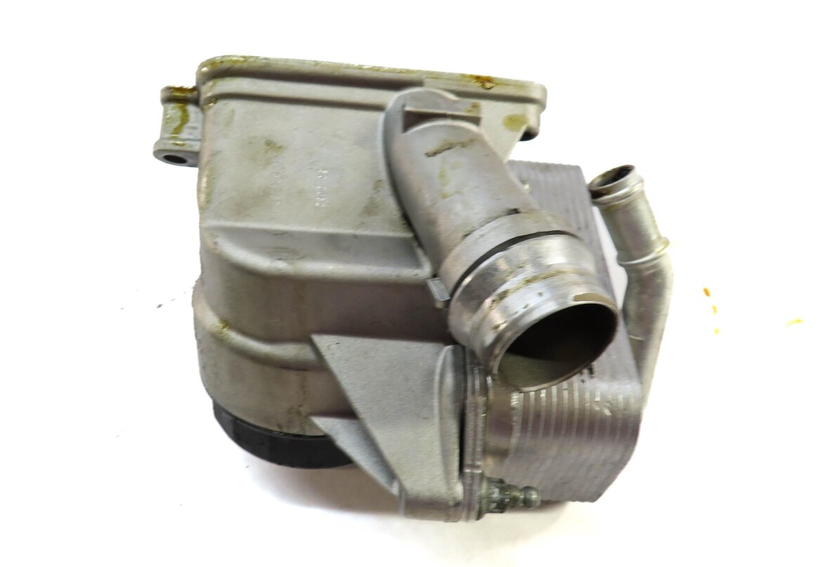 Thumbnail 7: 2006 BMW Z4 (E85) A/T 3.0L N52 ENGINE OIL FILTER HOUSING w/ COOLER