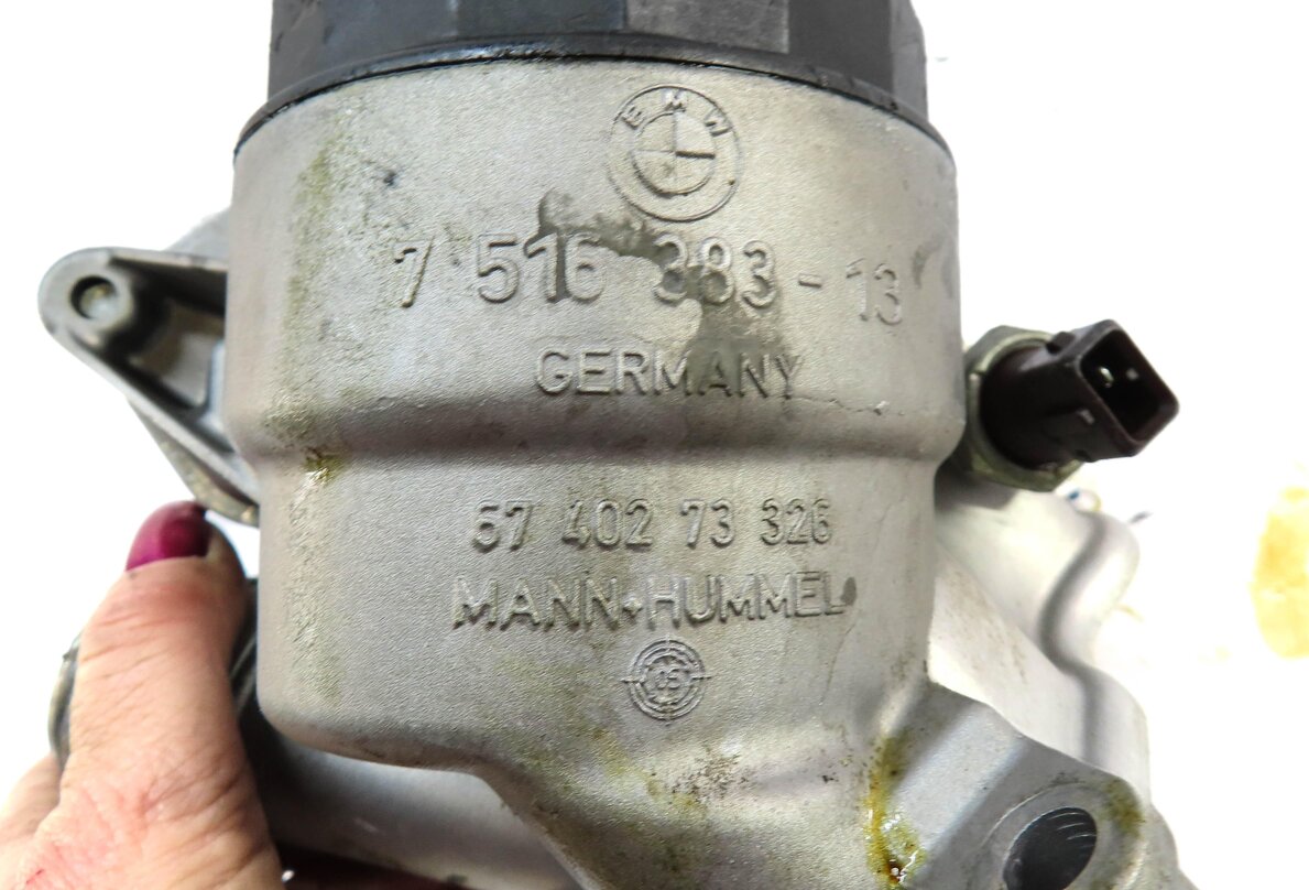 Thumbnail 8: 2006 BMW Z4 (E85) A/T 3.0L N52 ENGINE OIL FILTER HOUSING w/ COOLER