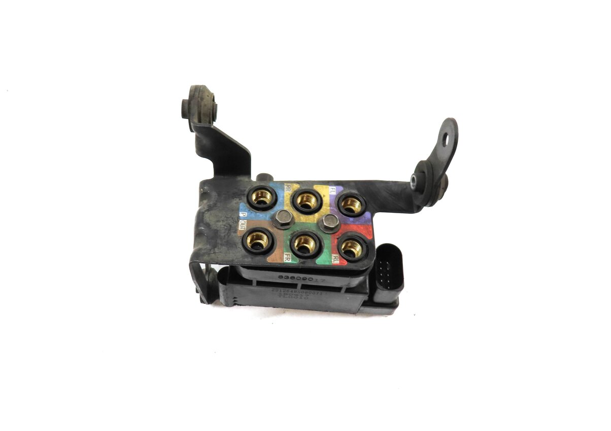 Thumbnail 2: 2010 PORSCHE PANAMERA (970 G1) AIR SUSPENSION VALVE BLOCK