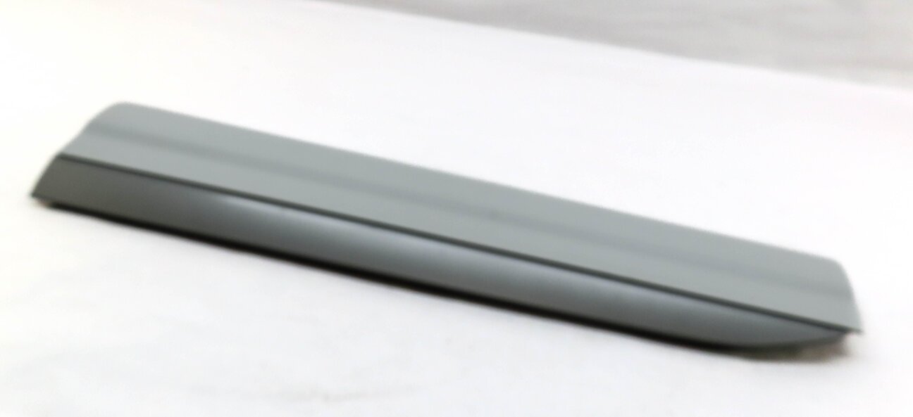 17-19 AUDI Q7 (4M) FRONT LEFT DRIVER LOWER DOOR MOULDING TRIM (GLACIER WHITE)