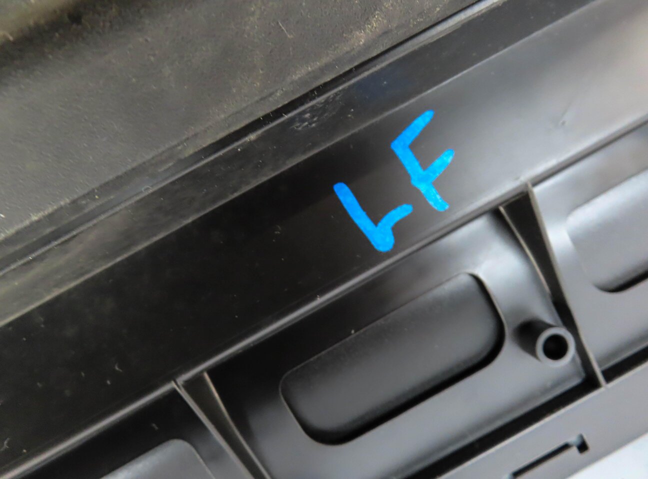 Thumbnail 6: 17-19 AUDI Q7 (4M) FRONT LEFT DRIVER LOWER DOOR MOULDING TRIM (GLACIER WHITE)