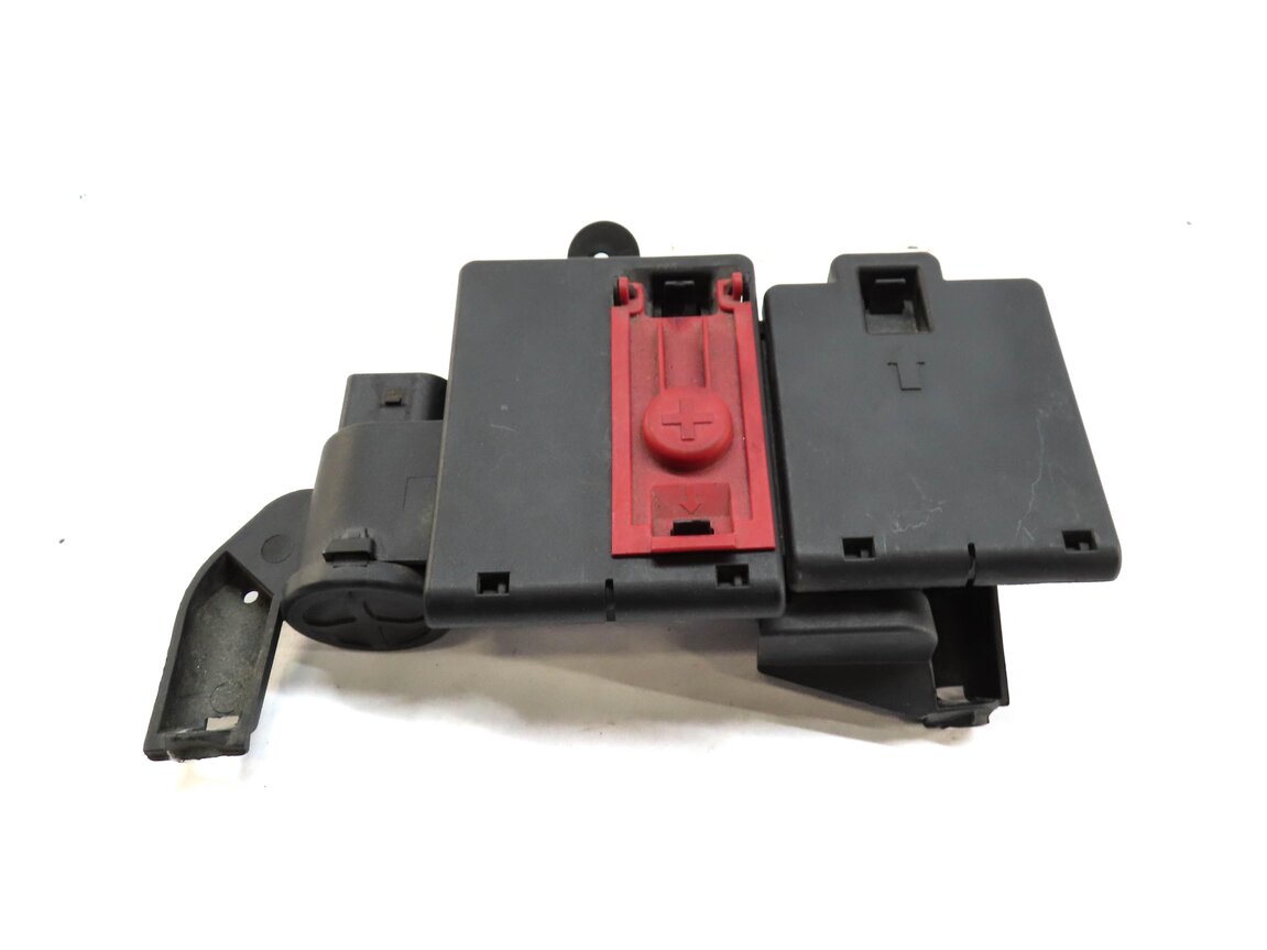 Thumbnail 2: 2017 AUDI Q7 (4M) POSITIVE BATTERY TERMINAL JUNCTION BOX 4M0941823A