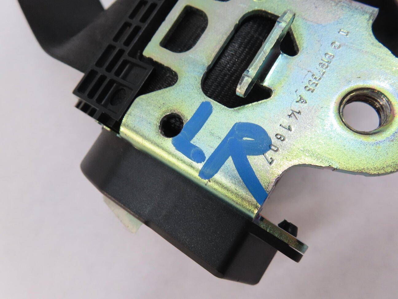 Thumbnail 4: 2015 RANGE ROVER SPORT (L494) REAR LEFT 2ND ROW SEATBELT RETRACTOR (BLACK)
