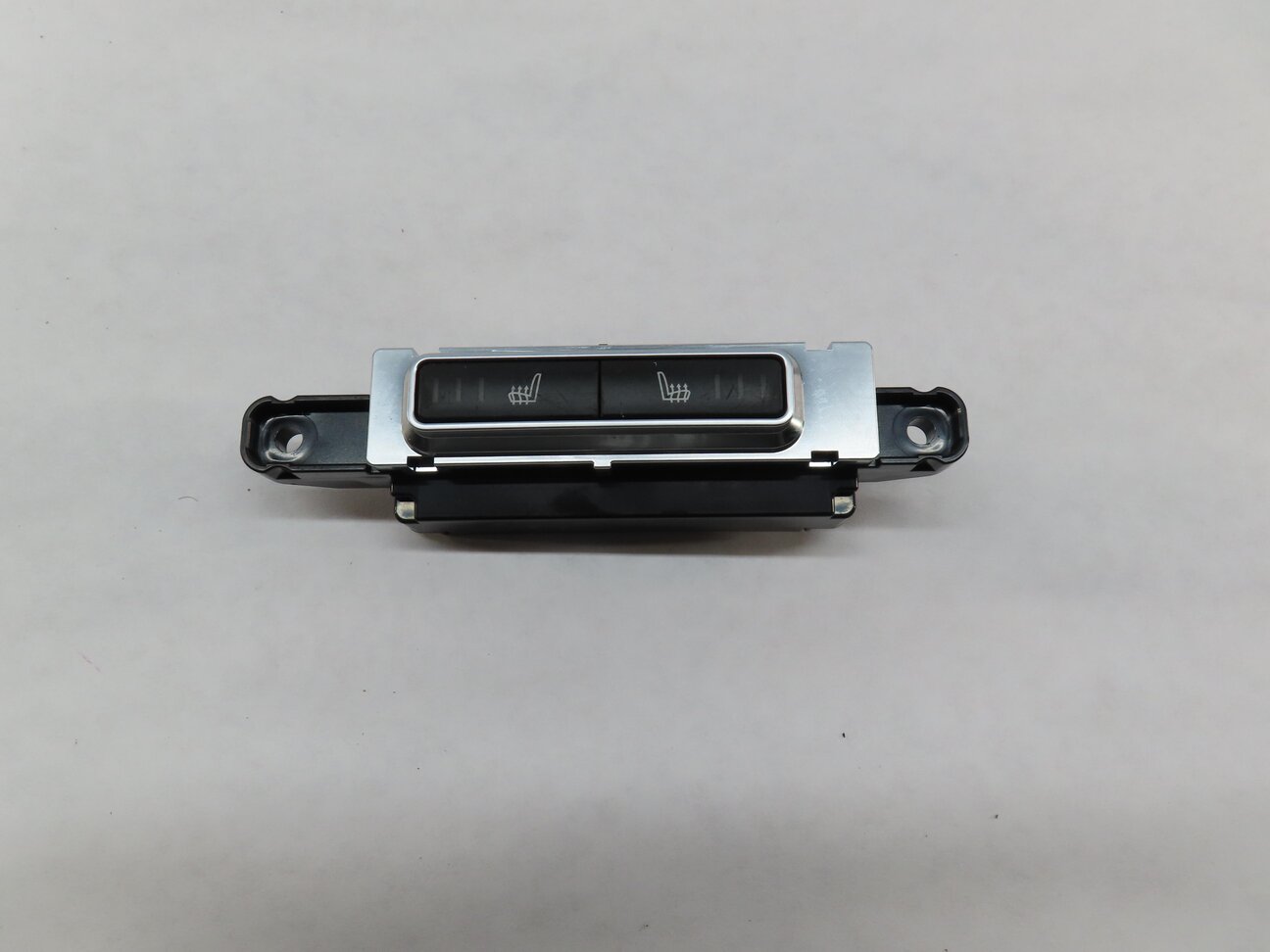 Thumbnail 2: 2015 RANGE ROVER SPORT (L494) REAR SEAT HEATER SWITCH BUTTON PANEL