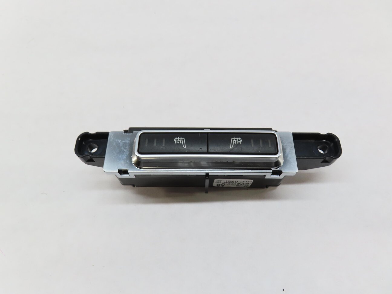 Thumbnail 3: 2015 RANGE ROVER SPORT (L494) REAR SEAT HEATER SWITCH BUTTON PANEL