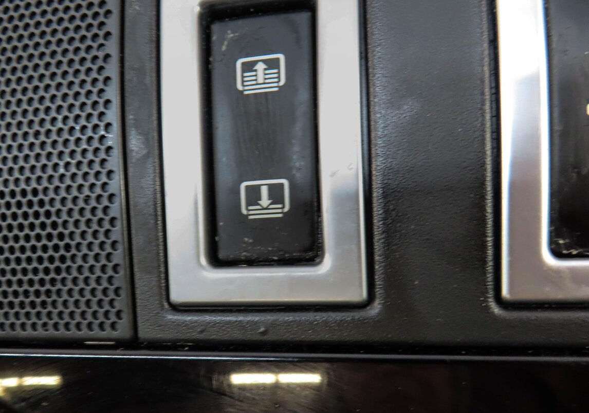 Thumbnail 6: 2015 RANGE ROVER SPORT (L494) FRONT ROOF PRIMARY DOME LIGHT w/ SWITCHES (BLACK)