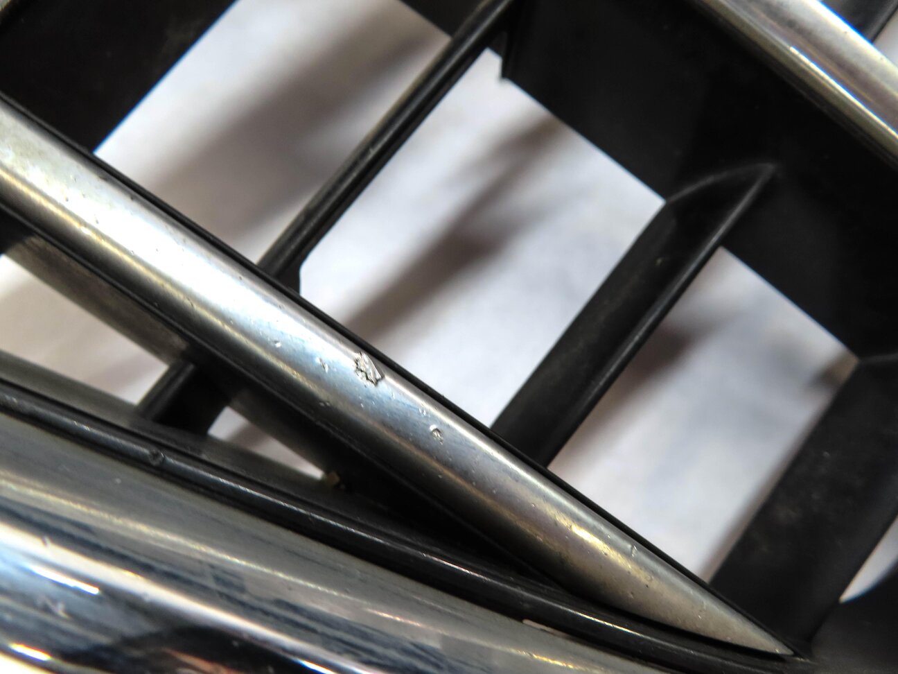 Thumbnail 8: 2010-2015 AUDI Q7 (4L) FRONT MAIN CENTER HOOD GRILLE AIR VENT TRIM (BLACK)