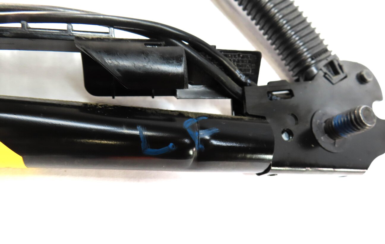 Thumbnail 4: 2008-2016 LR3 LR4 / RANGE ROVER SPORT (L320) LEFT FRONT DRIVER SEATBELT RECEIVER