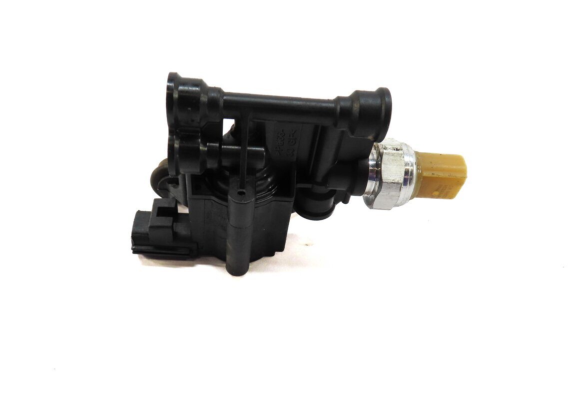 Thumbnail 3: 2016 LAND ROVER LR4 CENTER MIDDLE AIR SUSPENSION TRANSFER RELIEF VALVE RVH000046