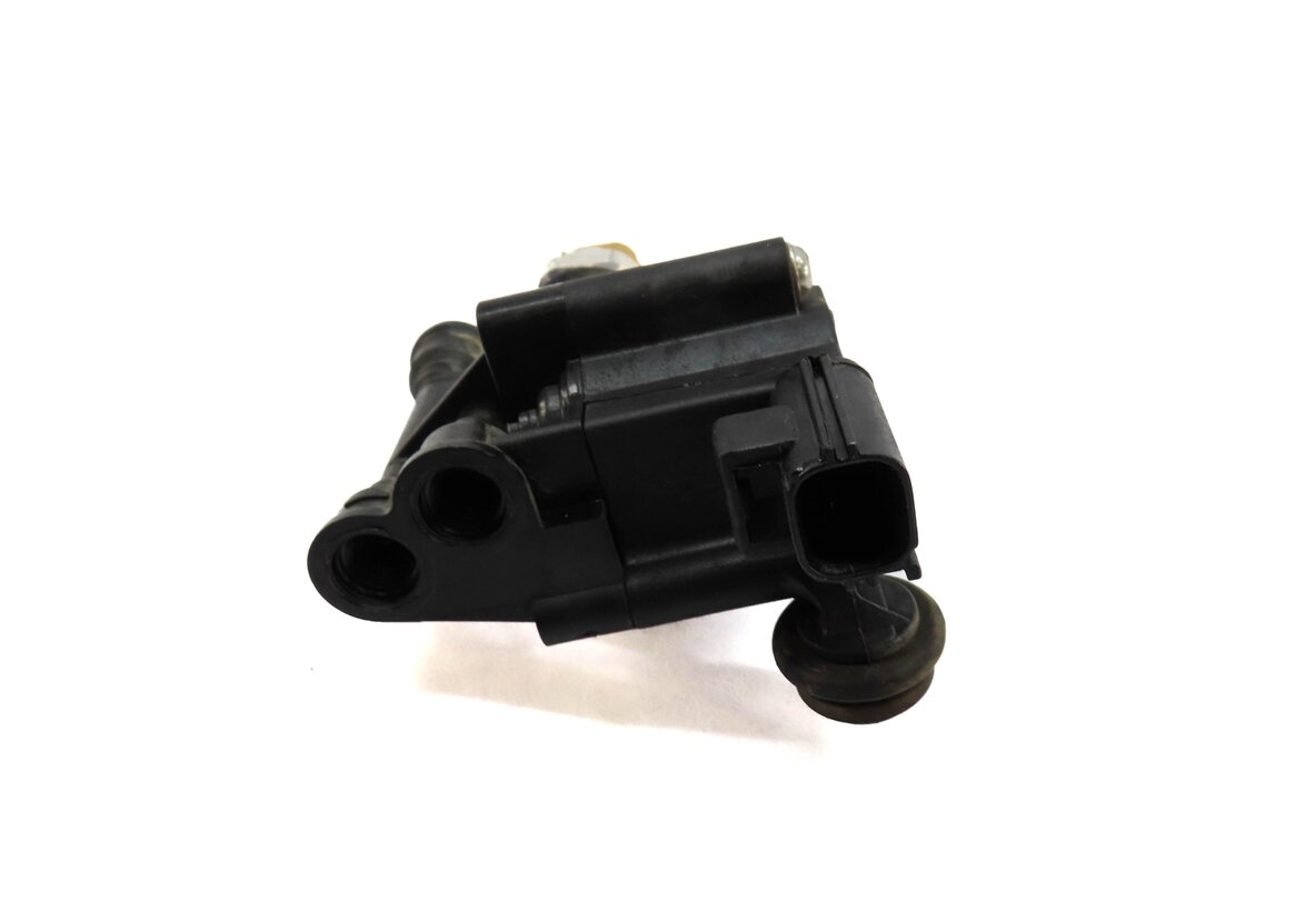 Thumbnail 4: 2016 LAND ROVER LR4 CENTER MIDDLE AIR SUSPENSION TRANSFER RELIEF VALVE RVH000046