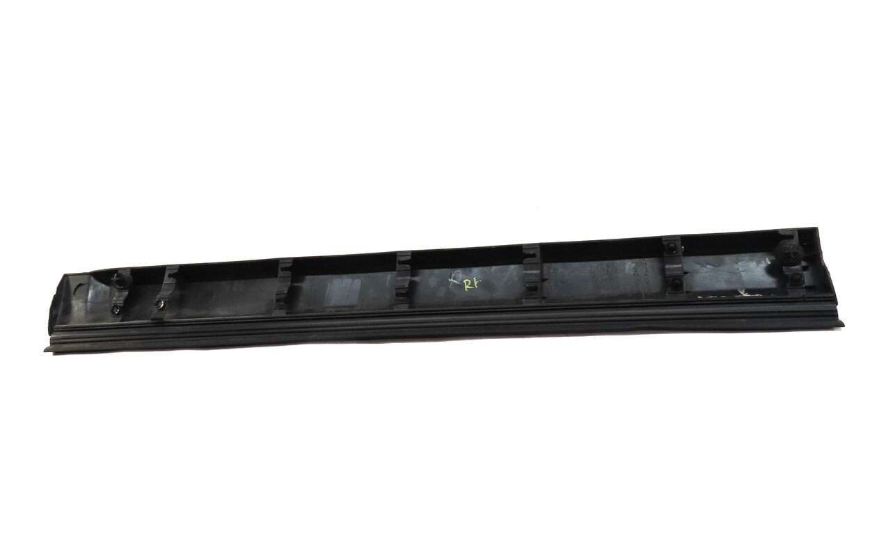 Thumbnail 4: 2016 LAND ROVER LR4 FRONT RIGHT PASSENGER LOWER DOOR TRIM MOULDING (GRAY)