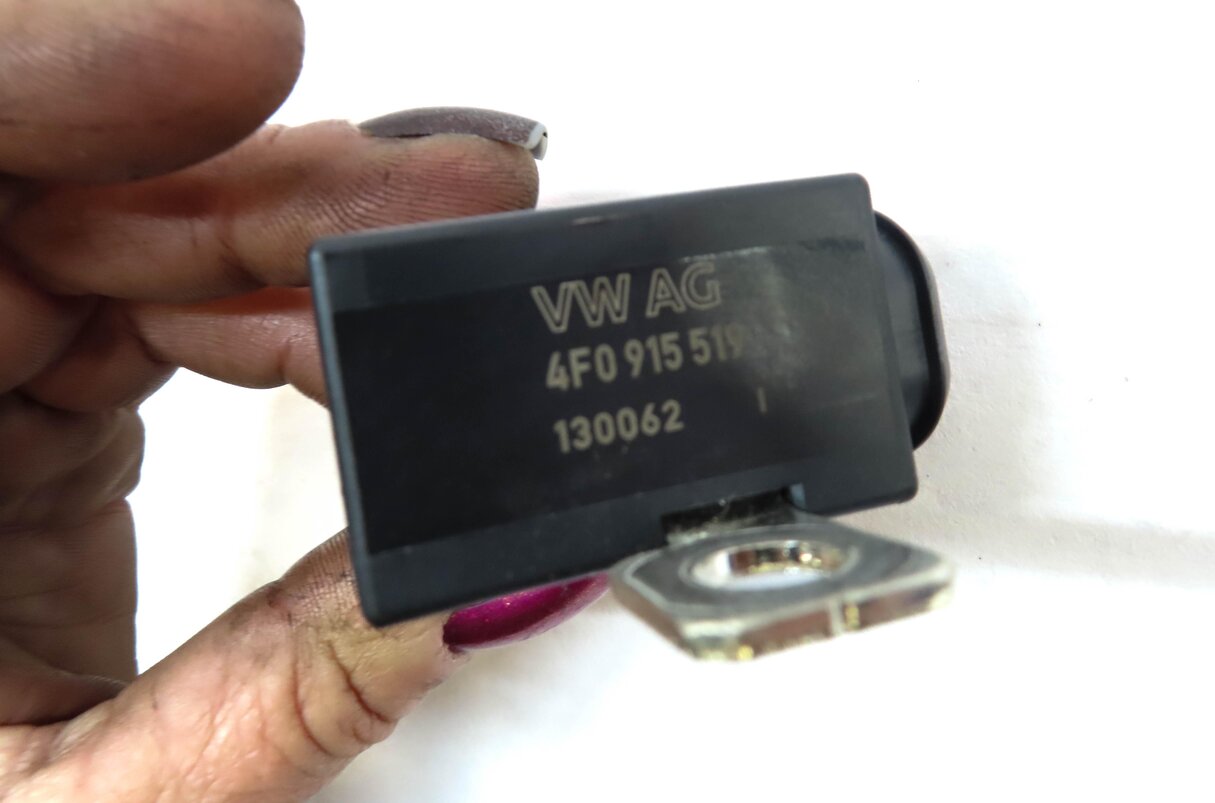 Thumbnail 5: 2013 AUDI Q7 (4L) BATTERY OVERLOAD SAFETY SWITCH 4F0915519