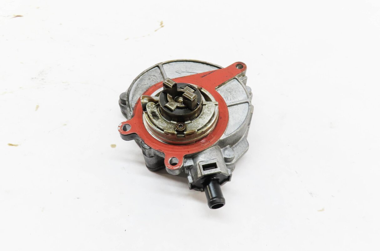 Thumbnail 2: 2013 AUDI Q7 (4L) 3.0L ENGINE (CTWB) BRAKE VACUUM PUMP 06E145100R