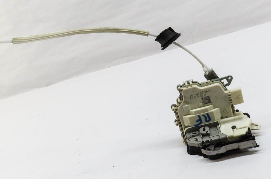 Thumbnail 2: 2010-2019 AUDI / PORSCHE A4 S4 A5 S5 A6 Q3 Q5 Q7 TT 911 - RIGHT FRONT DOOR LATCH