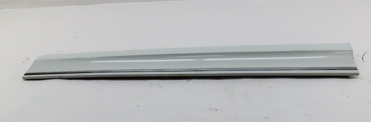 Thumbnail 2: 2013 AUDI Q7 (4L) FRONT LOWER RIGHT PASSENGER DOOR BOTTOM MOULDING TRIM (WHITE)