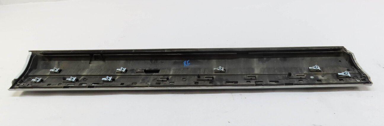 Thumbnail 4: 2013 AUDI Q7 (4L) FRONT LOWER RIGHT PASSENGER DOOR BOTTOM MOULDING TRIM (WHITE)