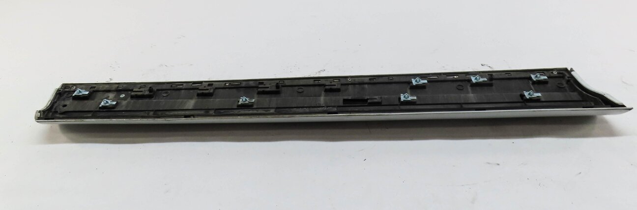 Thumbnail 5: 2013 AUDI Q7 (4L) FRONT LOWER RIGHT PASSENGER DOOR BOTTOM MOULDING TRIM (WHITE)