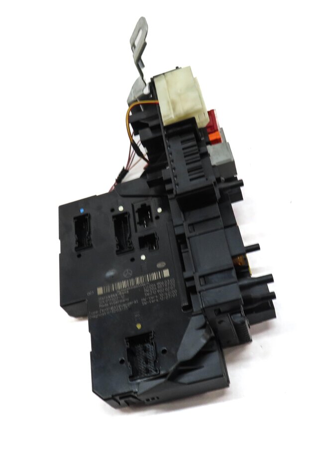 2014 MERCEDES C250 (W204) REAR SIGNAL ACQUISITION MODULE (SAM) w/ FUSE BOX
