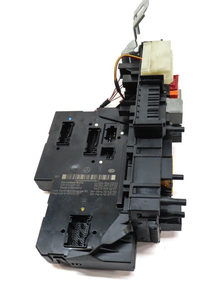 Thumbnail 2: 2014 MERCEDES C250 (W204) REAR SIGNAL ACQUISITION MODULE (SAM) w/ FUSE BOX