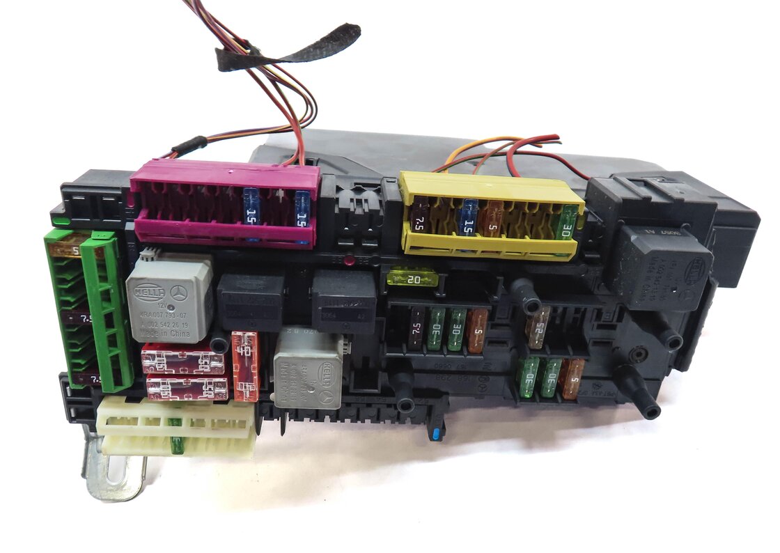 Thumbnail 4: 2014 MERCEDES C250 (W204) REAR SIGNAL ACQUISITION MODULE (SAM) w/ FUSE BOX