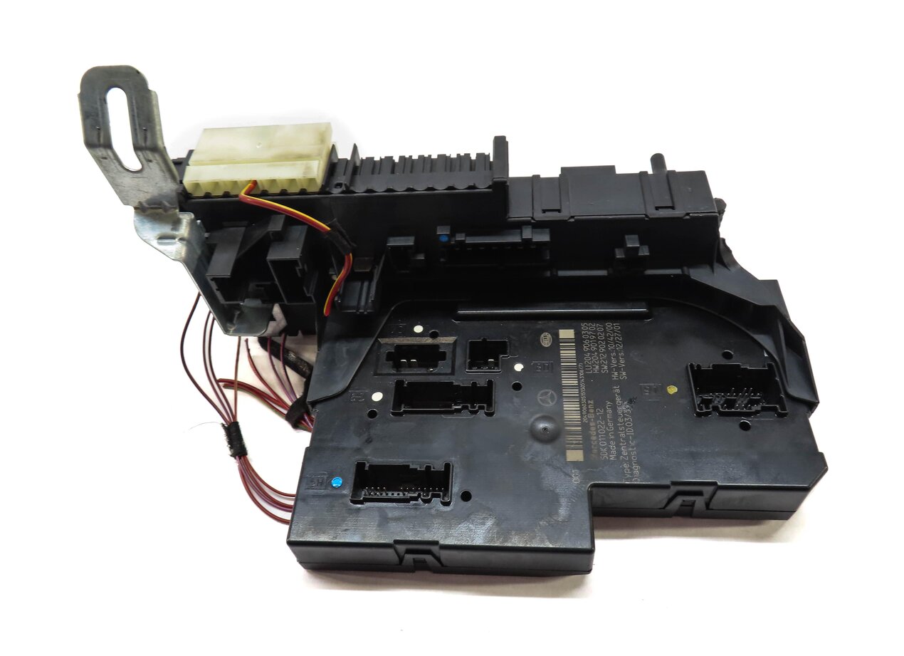 Thumbnail 5: 2014 MERCEDES C250 (W204) REAR SIGNAL ACQUISITION MODULE (SAM) w/ FUSE BOX