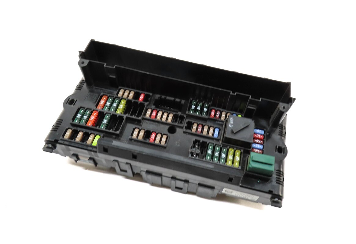 2011 BMW X3 (F25) FRONT POWER DISTRIBUTION FUSE BOX 61149210863
