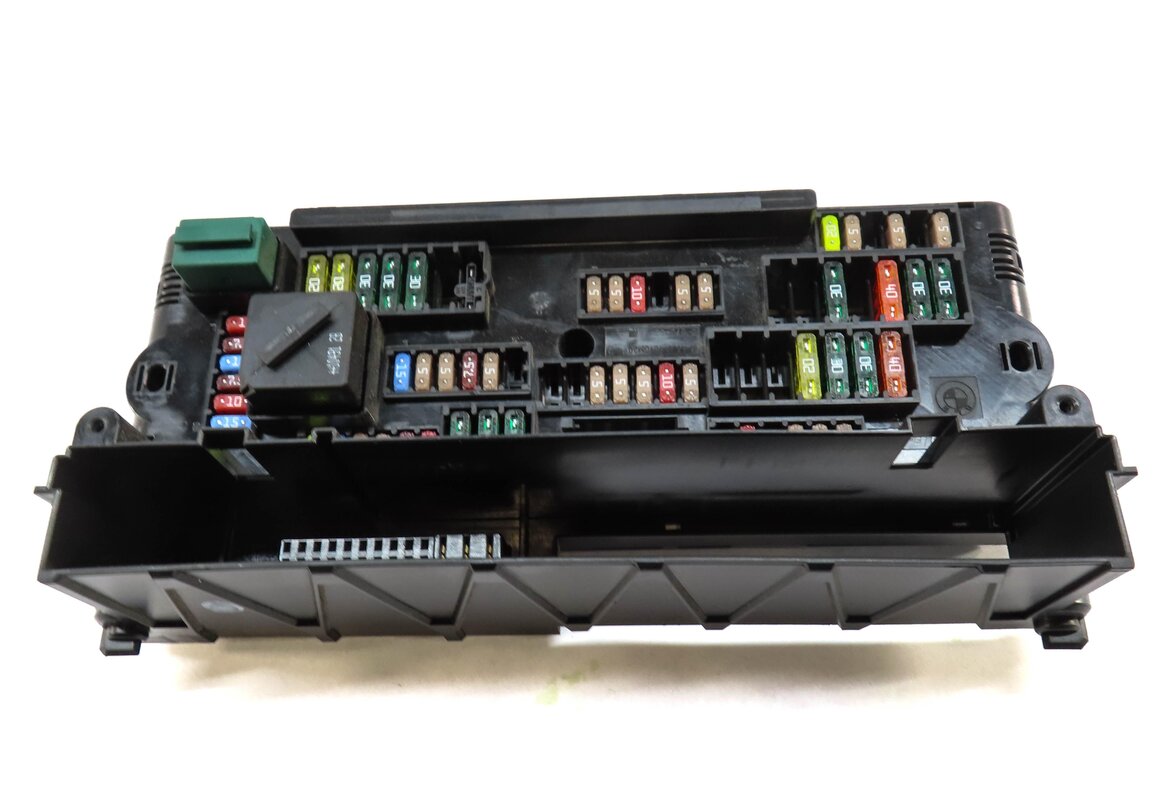 Thumbnail 3: 2011 BMW X3 (F25) FRONT POWER DISTRIBUTION FUSE BOX 61149210863