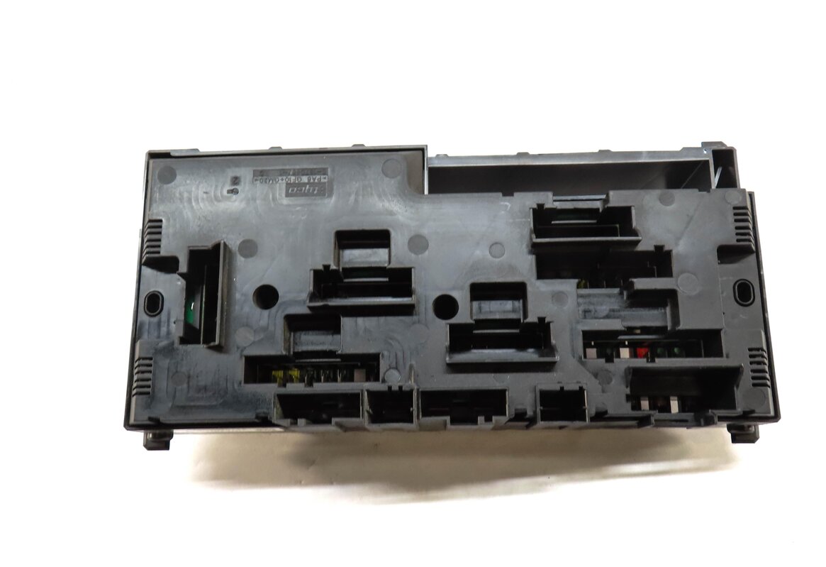 Thumbnail 4: 2011 BMW X3 (F25) FRONT POWER DISTRIBUTION FUSE BOX 61149210863