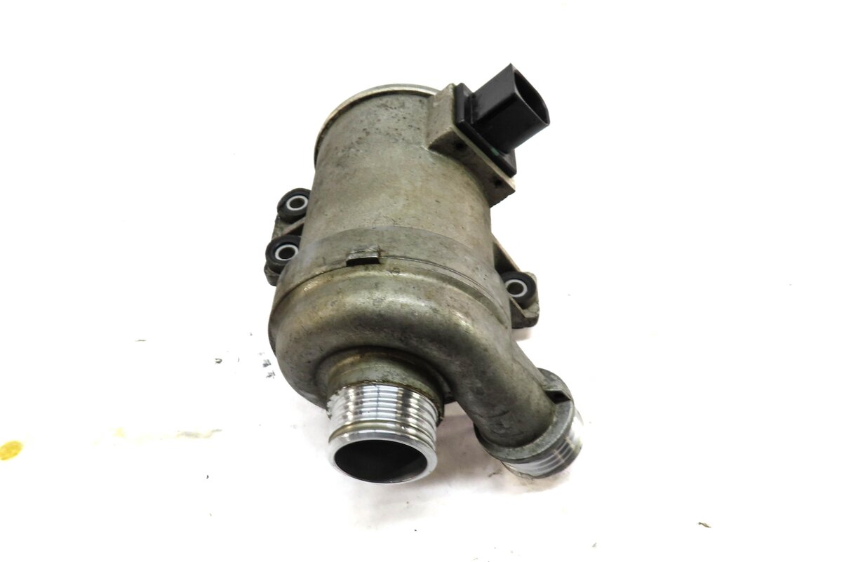 12-18 BMW 328i 428i 528i X3 X5 Z4 (F30 F31 F32 F10 E84 F15 F25) 2.0L WATER PUMP