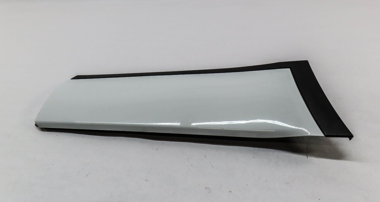 Thumbnail 3: 2012 LAND RANGE ROVER EVOQUE REAR RIGHT LOWER DOOR TRIM MOULDING (WHITE)