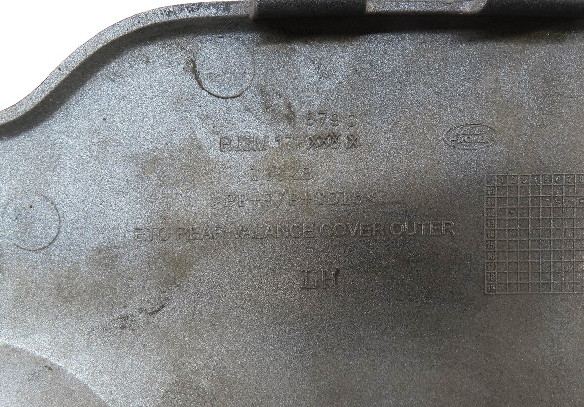 Thumbnail 6: 2012 LAND RANGE ROVER EVOQUE REAR LEFT EXHAUST MUFFLER TIP SURROUND TRIM SILVER