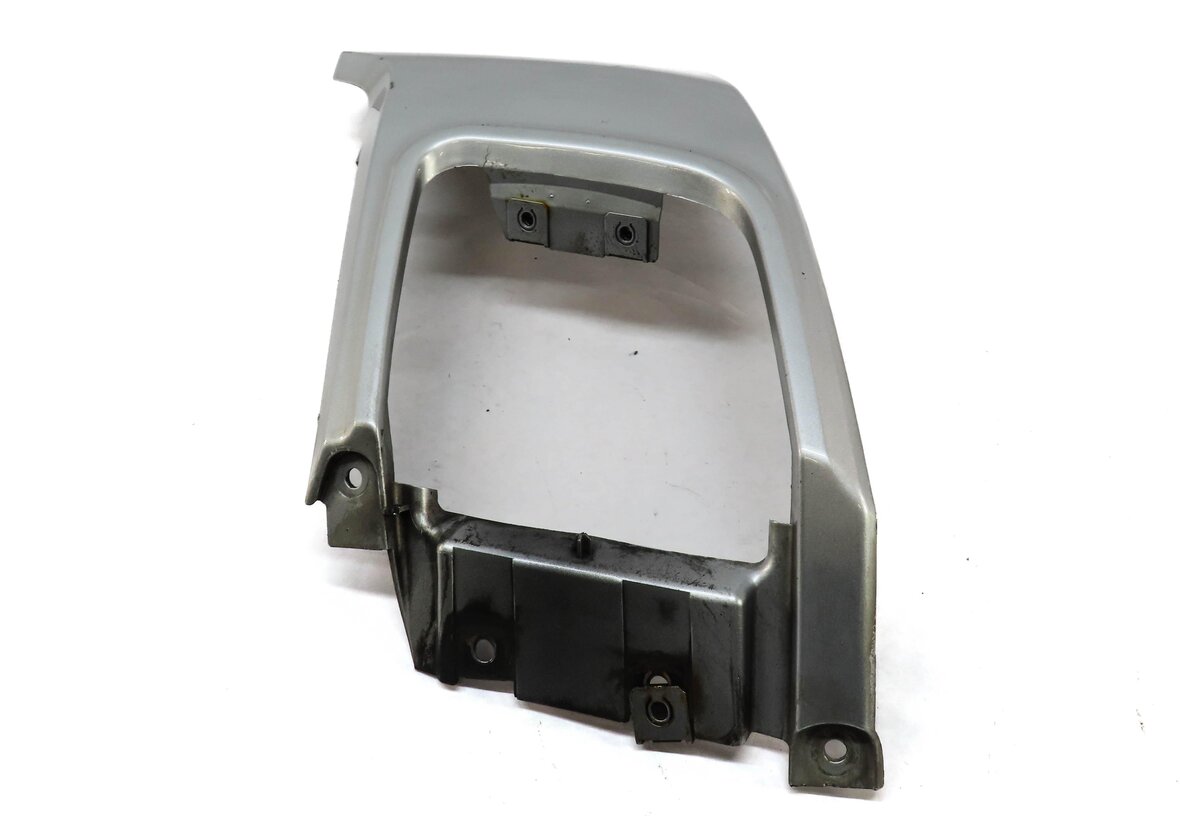 Thumbnail 3: 2012 LAND RANGE ROVER EVOQUE REAR RIGHT EXHAUST MUFFLER SURROUND TRIM SILVER