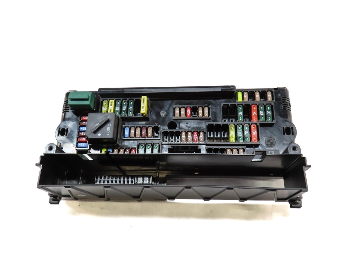 Thumbnail 3: 2013 BMW X3 (F25) FRONT POWER DISTRIBUTION FUSE BOX RELAY 9259467