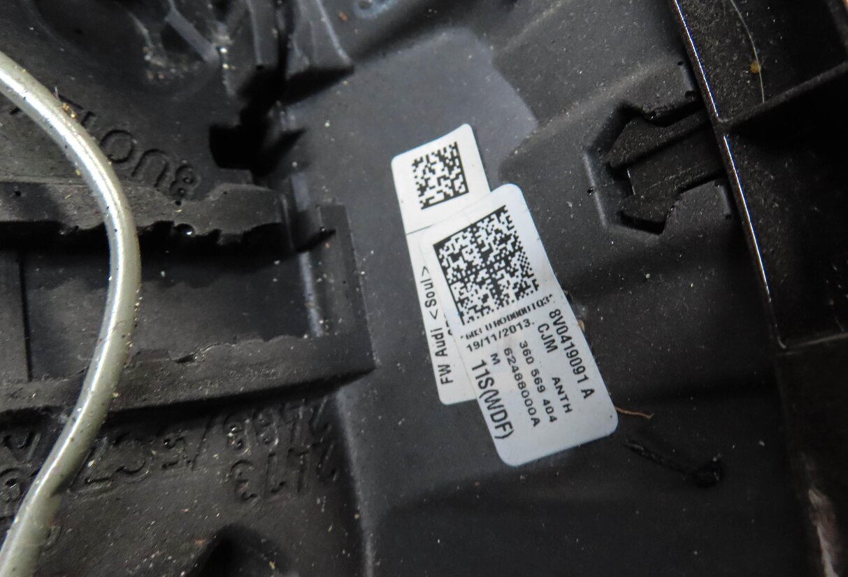 Thumbnail 9: 15-16 AUDI A3 (8V) LEFT DRIVER 3-SPOKE SPORT STEERING WHEEL w/ SWITCHES (BLACK)