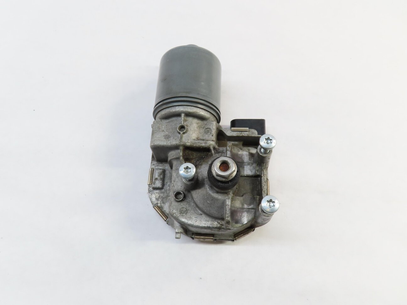 Thumbnail 3: 2015-2018 AUDI A3 S3 RS3 (8V) SEDAN / CONVERTIBLE - FRONT WINDSHIELD WIPER MOTOR
